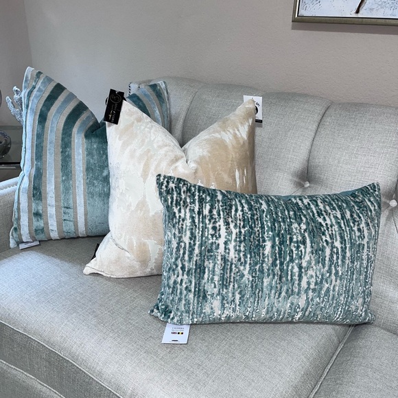 1-NWT CALDEIRA CUT VELVET DESIGN DECORATIVE PILLOW Read description for details - Picture 4 of 13